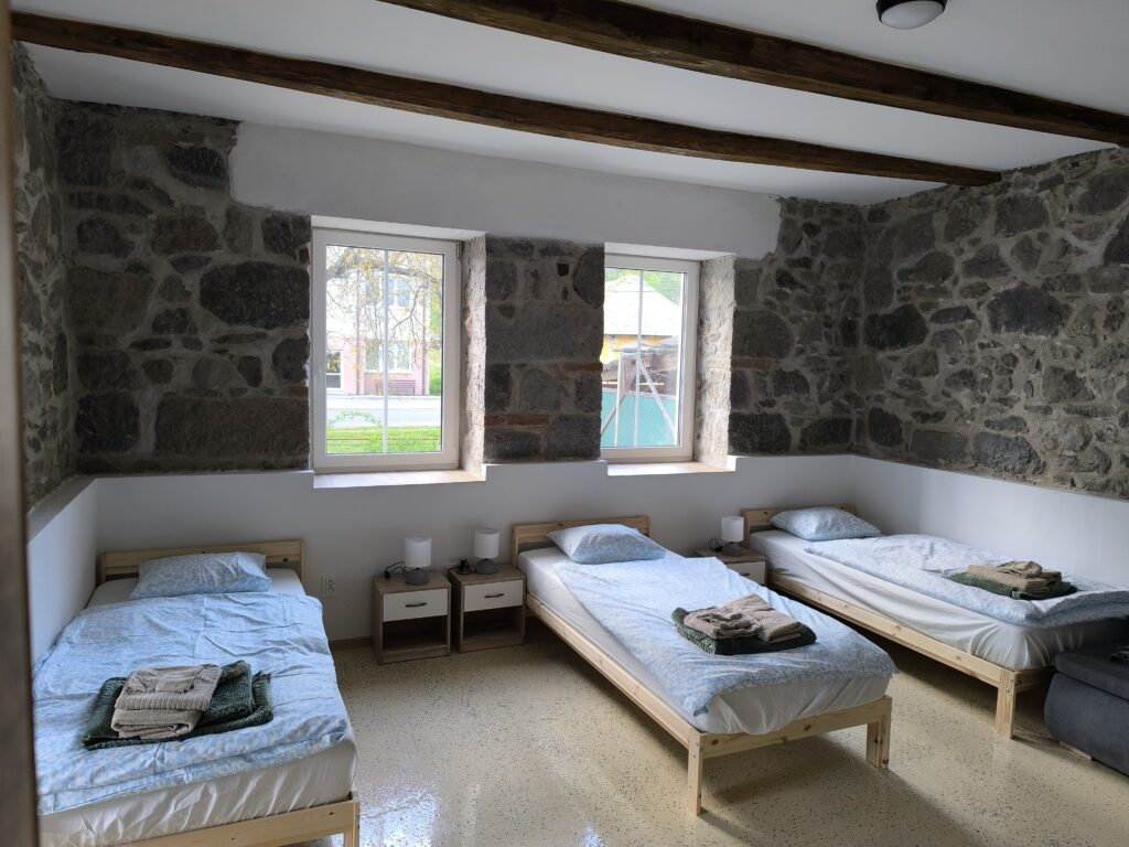 Trojlôžková izba s kamennými stenami
